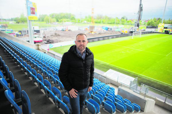 Christoph Begle vor der großen Baustelle Nordtribüne. Es war eine der großen Hürden für die Lizenz. Hartinger (3)
