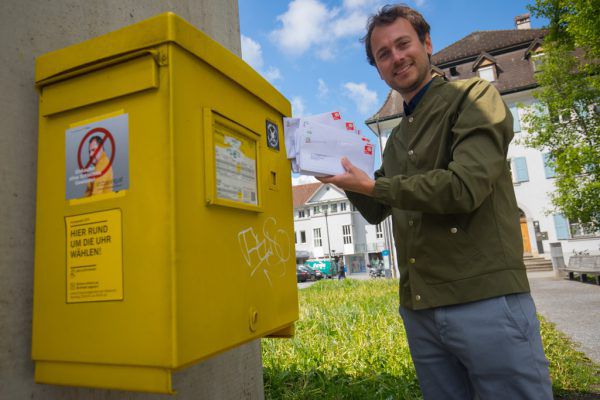 Daniel Zadra (Grüne) gab die Briefe an die betreffenden Gemeinden gestern in Dornbirn auf. Klaus Hartinger