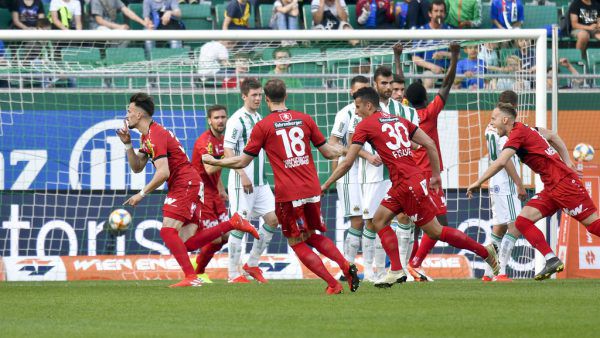 Dank Mergim Berisha zappelte der Ball zum ersten Mal im Tor. apa