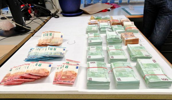 Das kriminelle „Obstgeschäft“ war äußerst lukrativ: Die Ermittler beschlagnahmten fast 300.000 Euro. APA/LPD WIEN