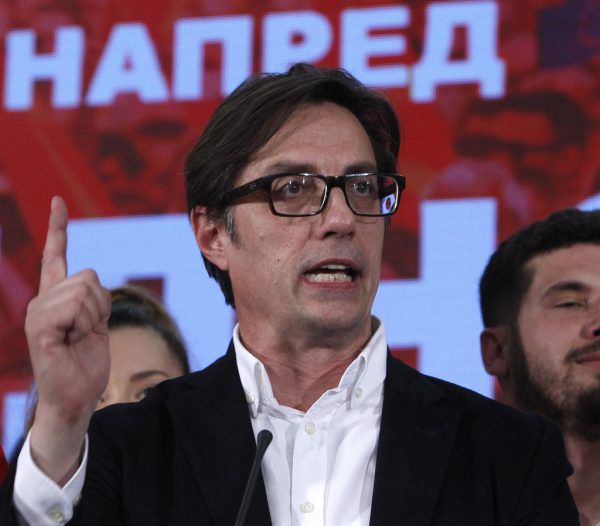 Der prowestliche Kandidat Stevo Pendarovski setzte sich in der Stichwahl gegen seine konservative Rivalin durch.  AFP