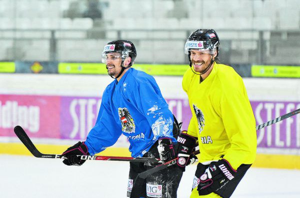 Der Vorarlberger Stürmer Fabio Hofer (l.) und Thomas Raffl beim Training in Wien. APA
