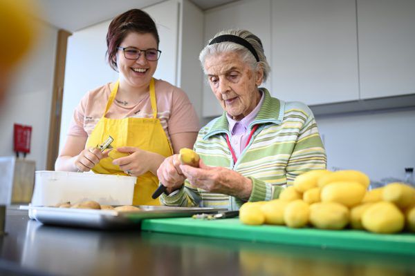 Die Bewohnerinnen und Bewohner können im Alltag mithelfen. Stiftung Liebenau