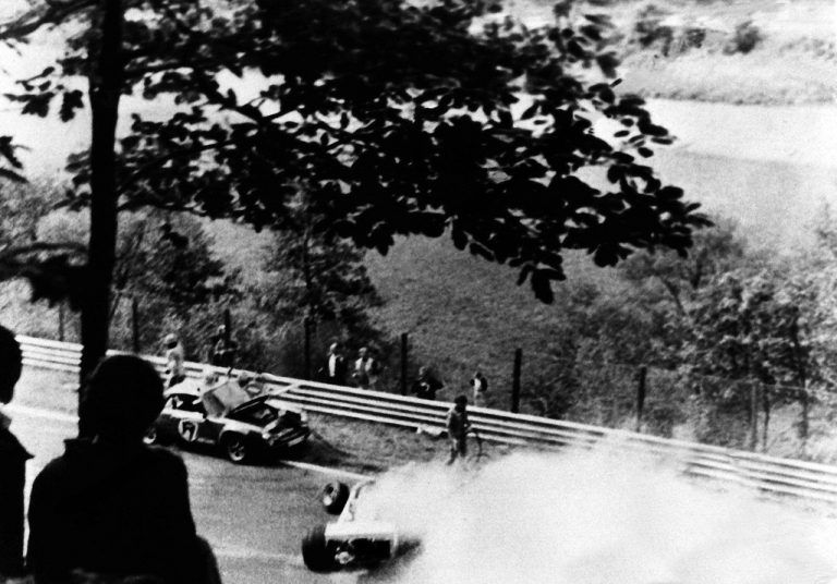 Die Unfallstelle am Nürburgring .Unten; Lauda mit der Nummer 1 wenige Minuten vor dem Unfall.APA (3), DPA