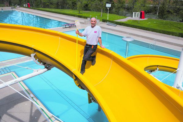 Die Wasserrutsche führt ins erfrischende Nass. Hartinger