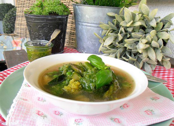 Eine wundervoll frische und leichte Gemüsesuppe.  Ulrike Hagen
