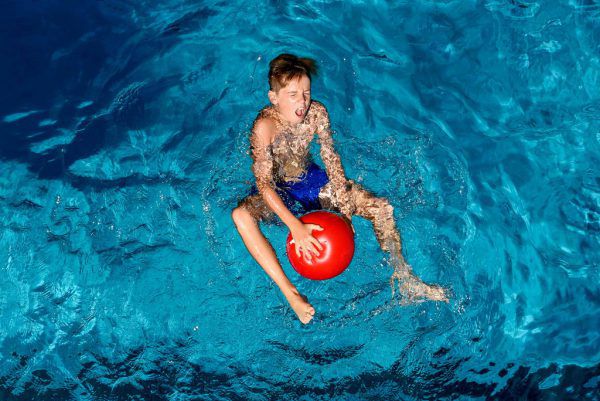 Eltern sollten Kinder im Wasser im Auge behalten. Stiplovsek