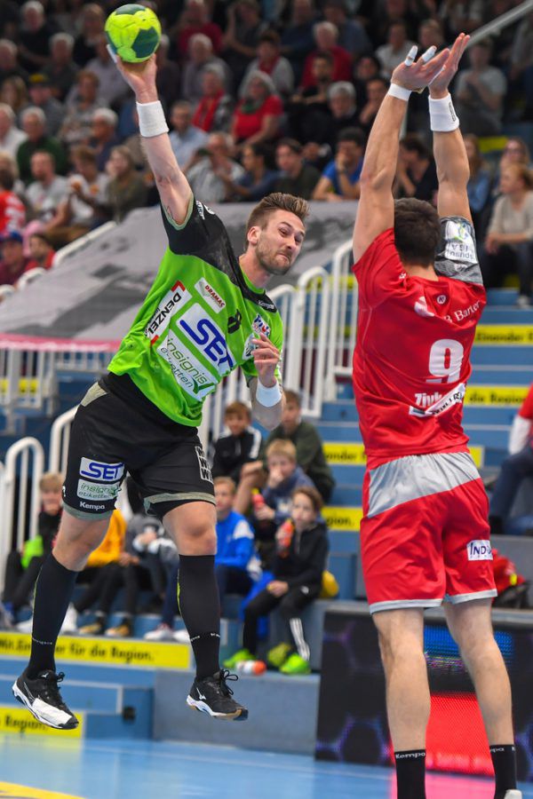 Es braucht heute eine starke Harder Defensive wie hier von Boris Zivkovic gegen Gudmundur Helgason. Gepa/Lerch