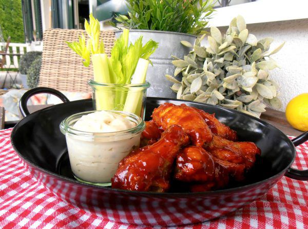 Es können auch einfach verschiedene Chickenwings mit verschiedenen Saucen zubereiten werden. Ulrike Hagen