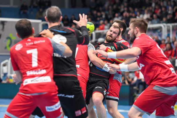 Kaum ein Durchkommen gab es für die Tiroler gegen die Harder im Entscheidungsspiel. GEPA/Lerch