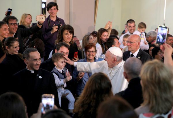 Papst Franziskus segnet ein Kind während eines Treffens mit der katholischen Gemeinde in der Erzengel-St.Michael-Kirche in Ravovski. REUters