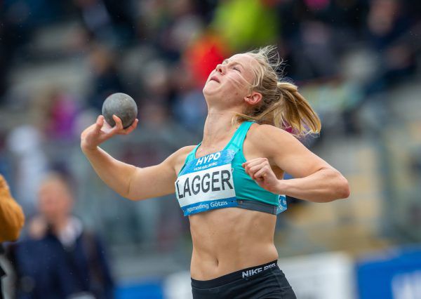 Sarah Lagger beim Kugelstoßen. APA
