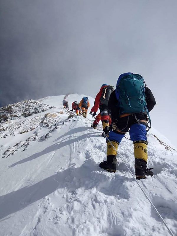 Stau auf dem Weg zum Gipfel: Viele Bergsteiger wollen derzeit die guten Wetterverhältnisse nutzen. AFP/esman TAMANG