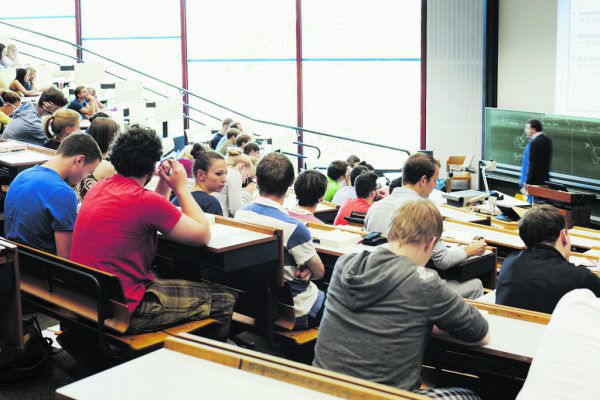 Bevor es in den Hörsaal geht, müssen sich angehende Studenten für ein Fach entscheiden. Die Wahl der Universität spielt eine wichtige Rolle. uni konstanz