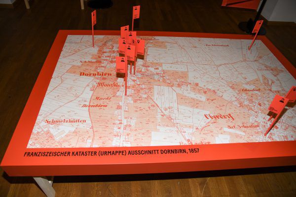 Blick auf die Ausstellung. Kleines Bild: der Stadtplan mit Felders Stationen. Oliver lerch (2)