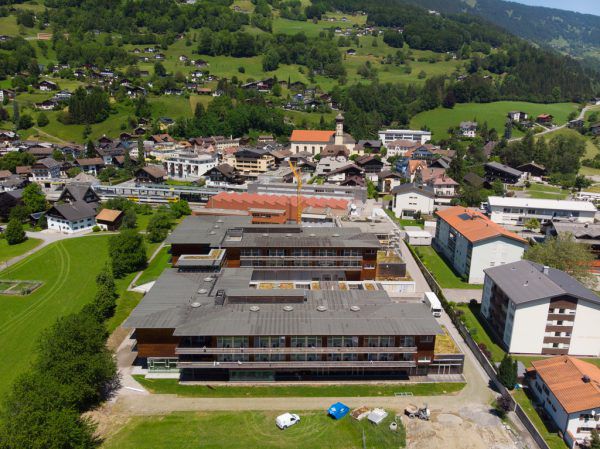 Christian Bernhard, Markus Wallner, Manfred Anderle und Manfred Brunner (v.l.). Links: die Rehaklinik Montafon in Schruns, in der die neuen Betten dazukommen. Klaus Hartinger, VLK