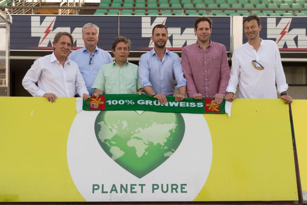 Der Austria-Vorstand mit Christoph Wirnsperger, Sepp Bayer, Bernd Bösch (v.l.) und Stephan Muxel (ganz r.) mit Ahmet Schaefer (3.v.r.) und Sportdirektor Christian Werner (2.v.r.). Stiplovsek