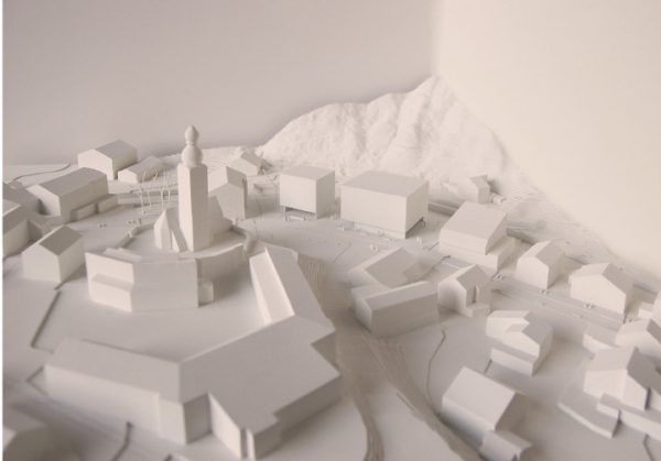 Die beiden Modelle gegenüber der Kirche zeigen das neue Areal.