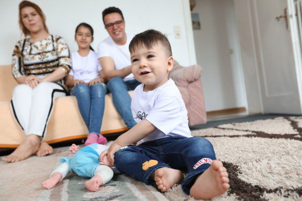 Die Familie ist vor den Kriegswirren in Afghanistan geflohen. Der Vater hat eine Beschäftigung im Rahmen der Integrationstätigkeit bei der Stadt Hohenems. Caritas Vorarlberg/Michael Fröhle