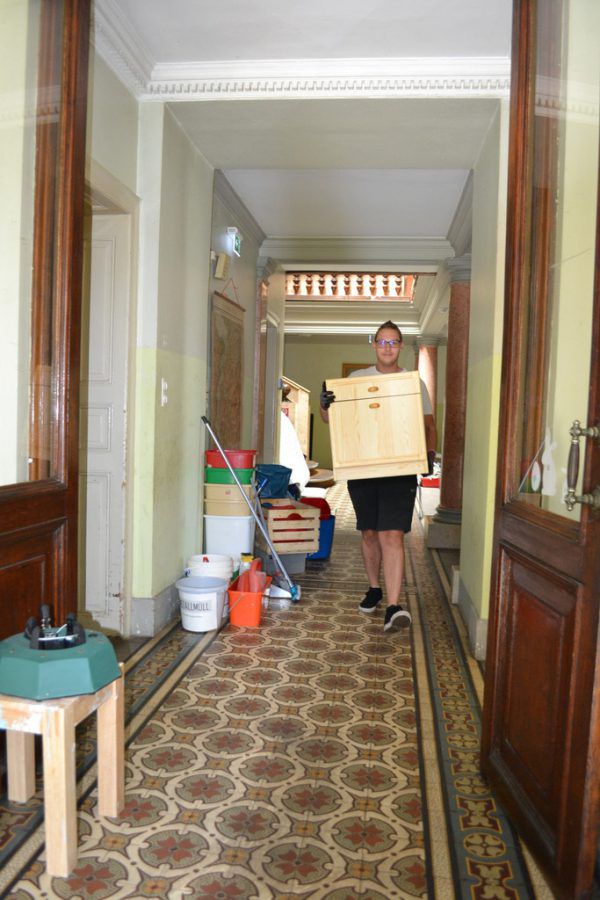 Die letzten Kisten werden aus dem „Haus Said“ getragen. Das Quartier wird von der Caritas Vorarlberg nicht mehr benötigt. Caritas Vorarlberg (3)