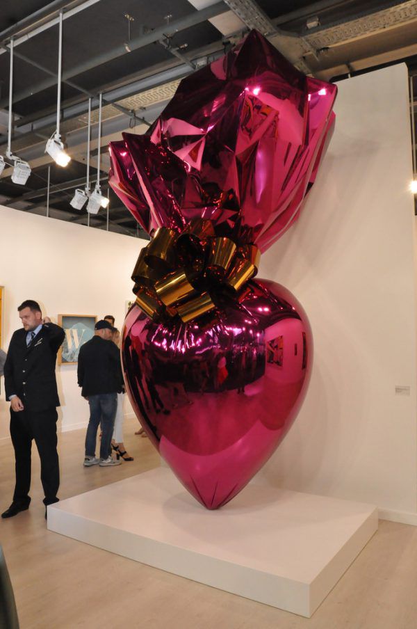 Die Möbellandschaft von Franz West. Kleines Bild: „Sacred Heart“ von Jeff Koons. Wolfgang Ölz (2)