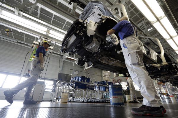 Ein Volkswagen-Mitarbeiter in Wolfsburg. AP