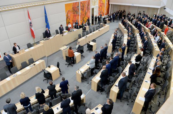 Einen sparsamen Umgang mit Steuergeld fordert die ÖVP vom Parlament. apa