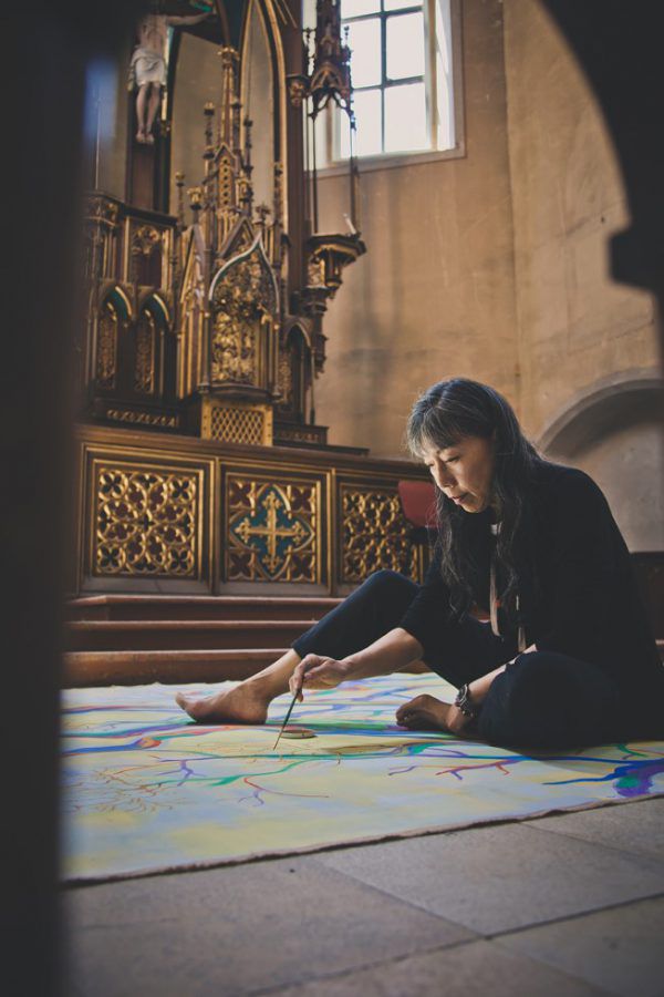 Emily Cheng in der Johanniterkirche, wo sie ihre farbenfrohen Gemälde zeigt. Patricia keckeis