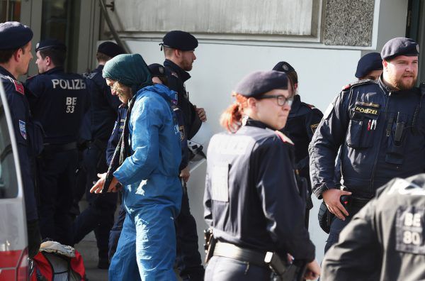 Etwa 250 Aktivisten haben am Freitagnachmittag den Wiener Ring blockiert. apa