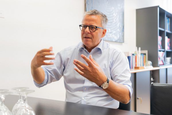Frühstück kommentiert die Pläne der anderen Parteien. Hartinger