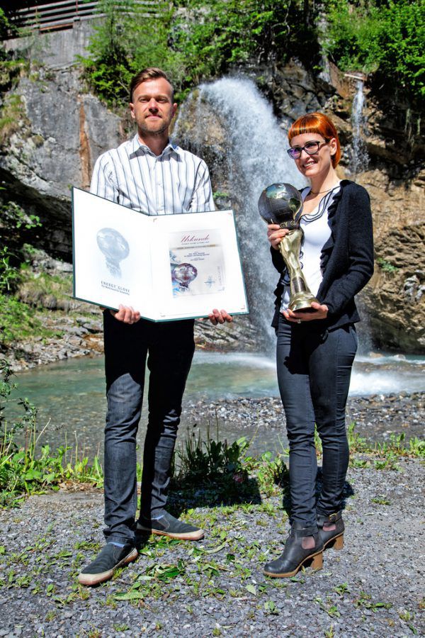 Geschäftsführerin Reichart mit dem Globe Award. Uni Sapon