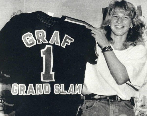 Graf links mit den Siegertrophäen aller Grand-Slam-Turniere. Das Foto unten entstand einen Monat bevor sie den Grand Slam komplettierte. AP (4) DPA
