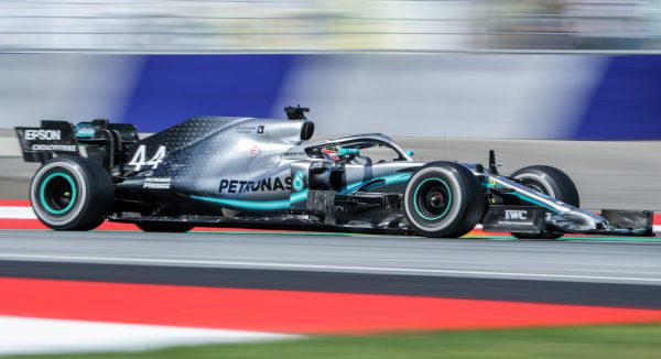 Hamilton war im Mercedes Tagesschnellster. Gepa
