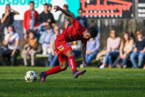 Höchst (l.) und Egg (r.)sind heute gefordert. Röthis, die Austria Amateure, die Admira und Alberschwende kämpfen morgen um Punkte (unten v.l.) Sams (2), Lerch (2),  Hartinger (2)