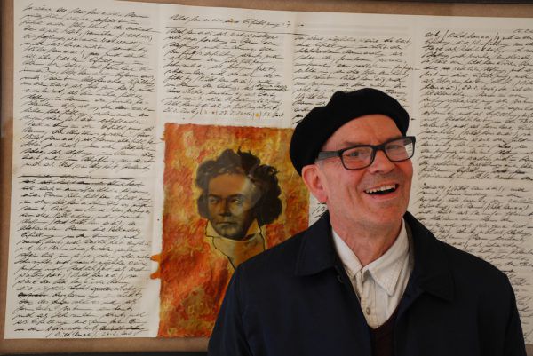 Künstler Christoph Lissy vor einem seiner Werke.  Wolfgang Ölz