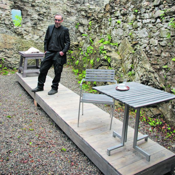 Künstler Roland Adlassnigg (links) und Teile seiner Installation (oben). Wolfgang Ölz(2)