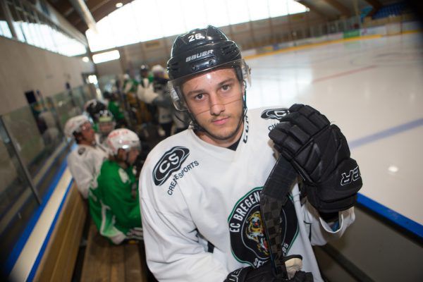 Links: Der neue Bulldogs-Coach Jussi Tupamäki, unten links Jannik Fröwis und daneben Wälder-Coach Markus Juurikkala. Klaus Hartinger (7)