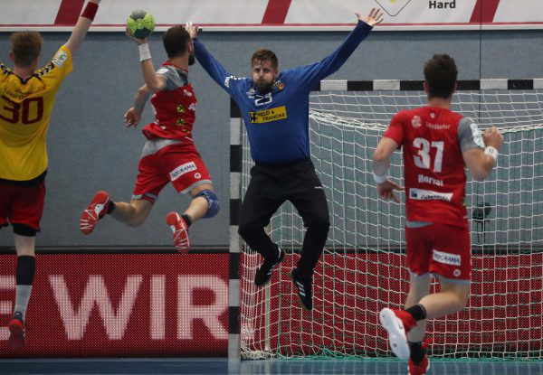 Luca Raschle war Topscorer und Antreiber der „Roten Teufel“, deren Maskottchen schon eine Hand am Meisterpokal hat. APA (2), Gepa (2)
