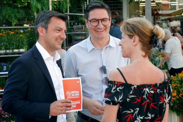 Martin Staudinger (links) und Reinhold Einwallner verteilten Flugblätter. SPÖ Vorarlberg