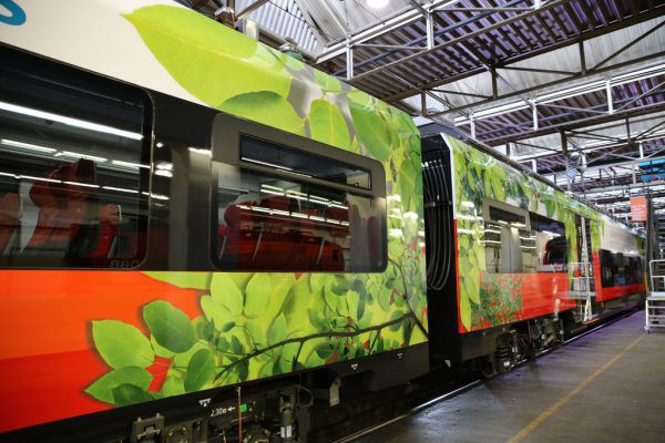 Mit dem Zug mit elektro-hybridem Batterieantrieb ist man zufrieden. apa