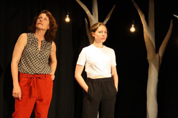 Mutter und Tochter, gespielt von Daniela Gaets und Henrietta Rauth. Theater Kosmos