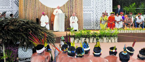 Papst Franziskus bei einem Treffen mit Vertretern der Amazonasvölker 2019 in Peru.  APA/AFP