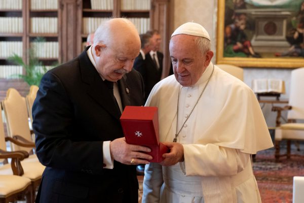 Papst Franziskus trifft Giacomo Dalla Torre.  REUTERS