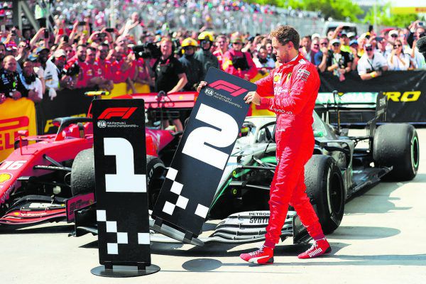 Sebastian Vettel war nach dem Grand Prix von Kanada sichtlich verärgert. Er tauschte kurzerhand die Schilder der Platzierung vor den Autos.  APA