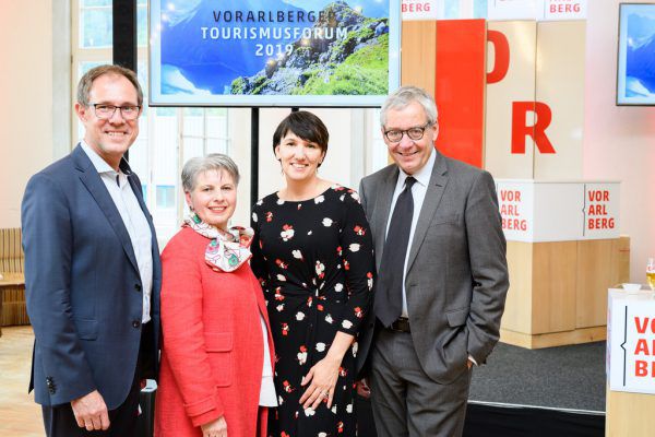 Tourismusdirektor Christian Schützinger, Juryvorsitzende Brigitte Plemel, Kerstin Biedermann-Smith (Alpenregion Bludenz Tourismus) und Landesstatthalter Karlheinz Rüdisser (v.l.). Vorarlberg Tourismus (5)