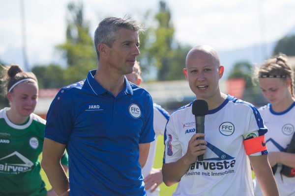 Trainer Bernhard Summer (l.) und Kapitänin Verena Müller. Philipp Steurer