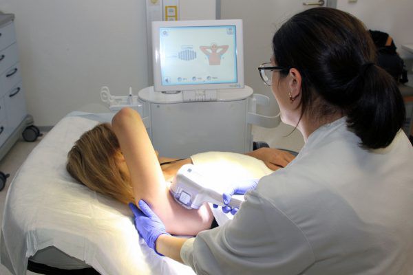 Von einer krankhaften Hyperhidrose sind rund drei Prozent der Menschen betroffen. Nun gibt es eine neue Behandlung dagegen. Vorarlberger Krankenhaus-Betriebsges.m.b.H