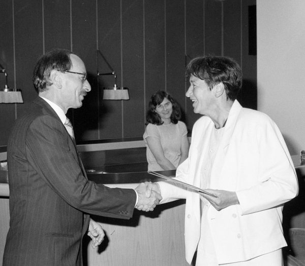 1990 durfte sich Elisabeth Gehrer über die Ernennung zur Landesrätin freuen und Gratulationen entgegennehmen.Foto: Helmut Klapper, Vorarl­berger Landesbibliothek