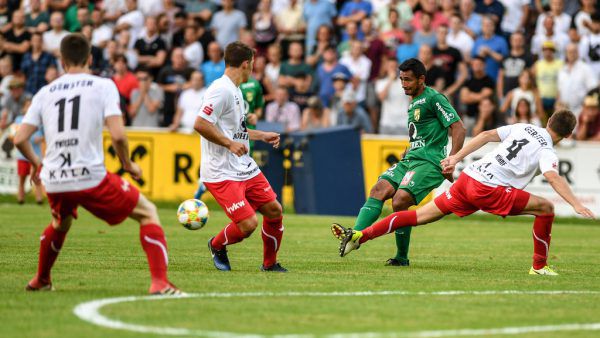 Auch vier Dornbirner taten sich mit Austrias Ronivaldo schwer. Angefeuert wurden die Teams von zahlreichen Anhängern, über 5000 Zuschauer kamen auf die Birkenwiese. Gepa/Lerch (3)