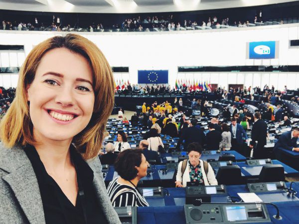Claudia Gamon am ersten Tag im Europaparlament (links) und im Nationalrat (rechts).